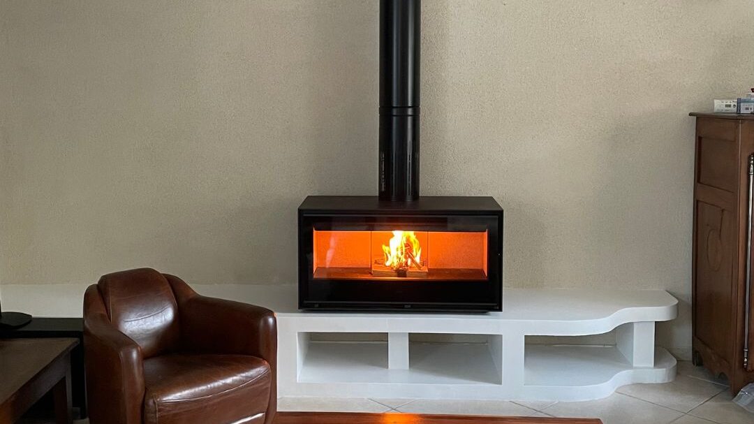 Poêle à bois et meuble sur-mesure
